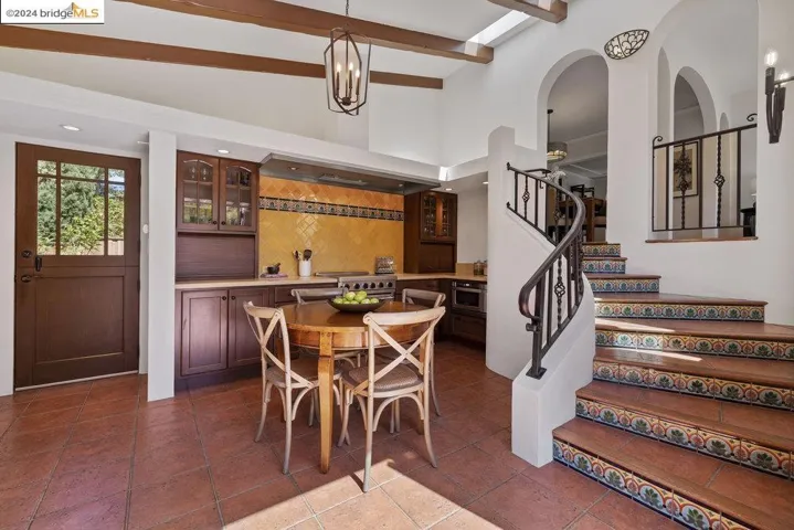 2621 La Cuesta Ave, Oakland, California 94611