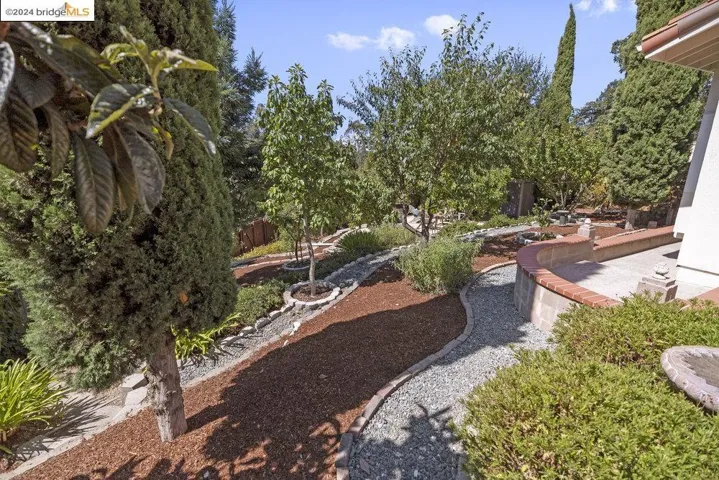 2621 La Cuesta Ave, Oakland, California 94611