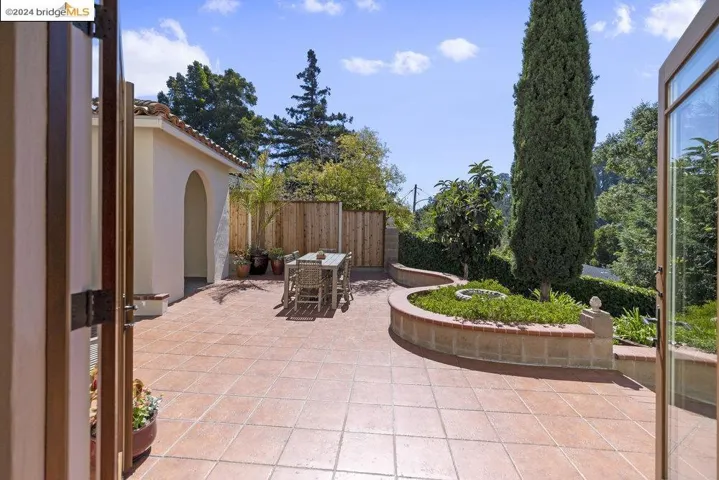 2621 La Cuesta Ave, Oakland, California 94611