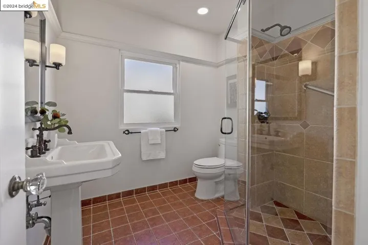 2621 La Cuesta Ave, Oakland, California 94611
