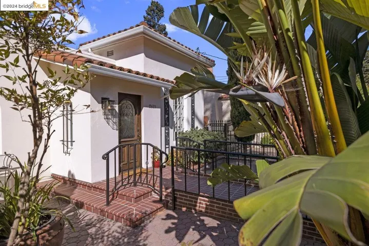 2621 La Cuesta Ave, Oakland, California 94611