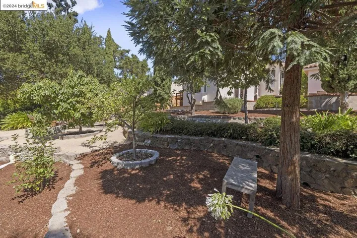 2621 La Cuesta Ave, Oakland, California 94611