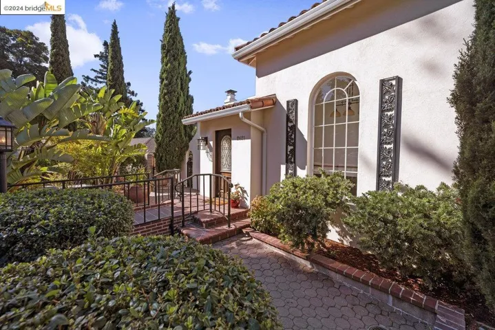 2621 La Cuesta Ave, Oakland, California 94611