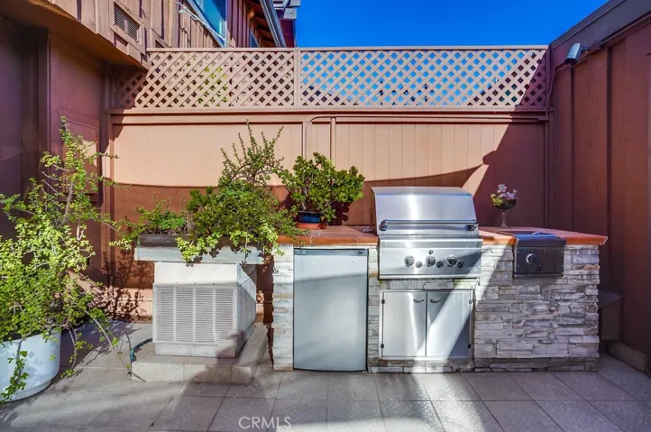 Built-in BBQ and refrig