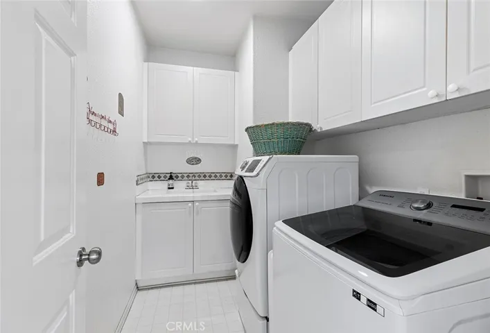 * Cabinets are photoshopped in this image to match.