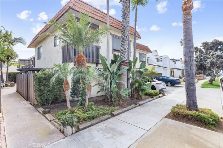 212 15th Street, Huntington Beach, California 92648