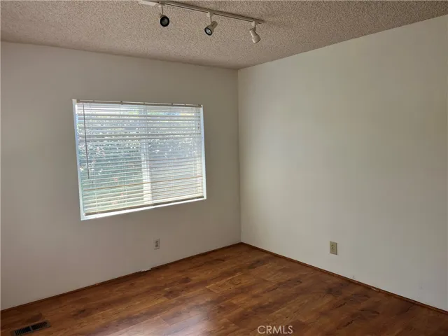 2nd BR, has 2 windows