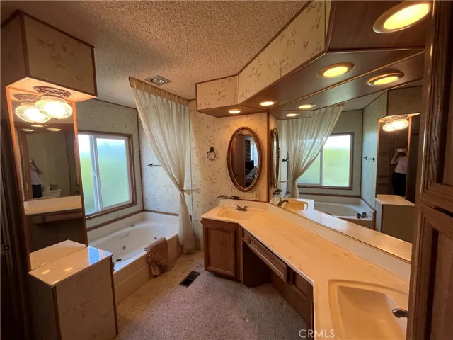 Master Bath w/garden tub