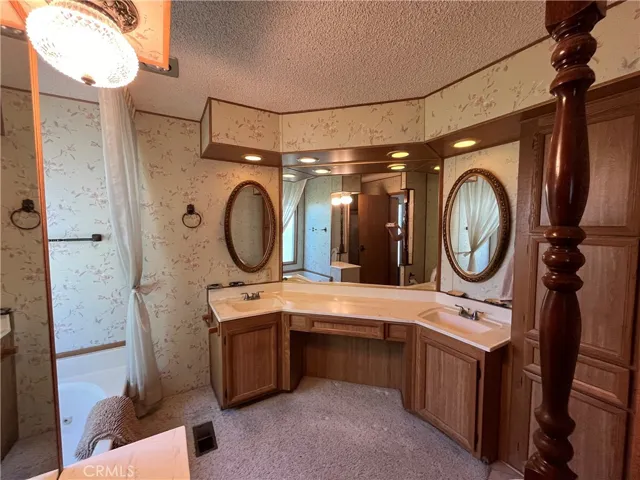 Master Bath w/garden tub