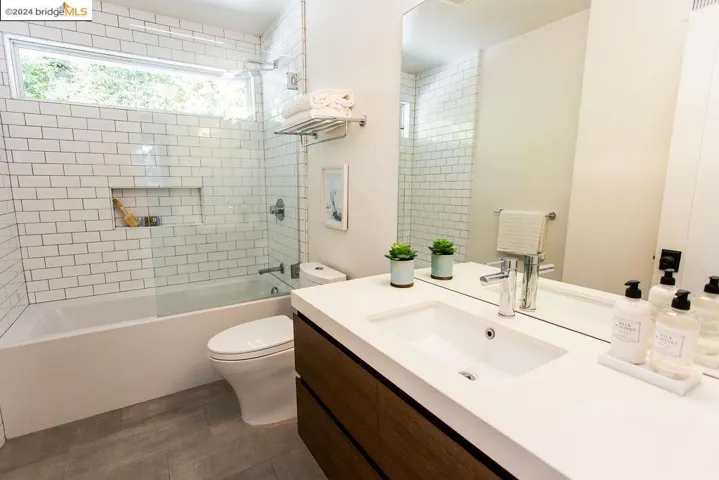 6735 Heartwood Dr, Oakland, California 94611
