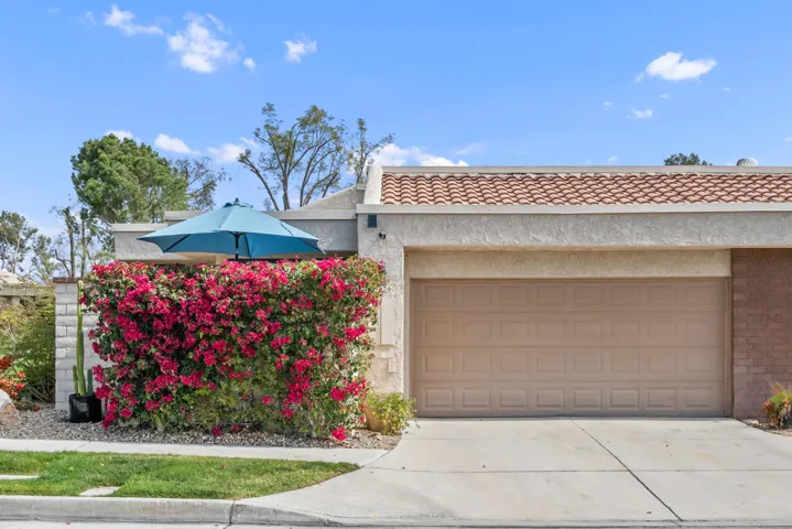 Paseo C Straight On Garage Door