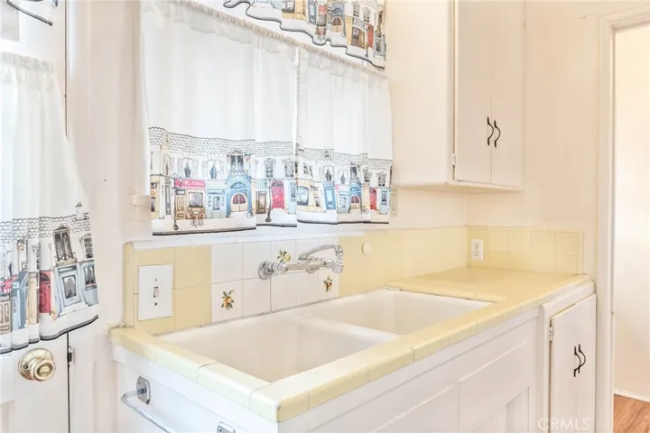 6952 Cozycroft Avenue, Winnetka, California 91306