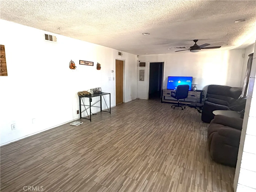 14822 Rodeo Drive, Victorville, California 92395 home-pic-2