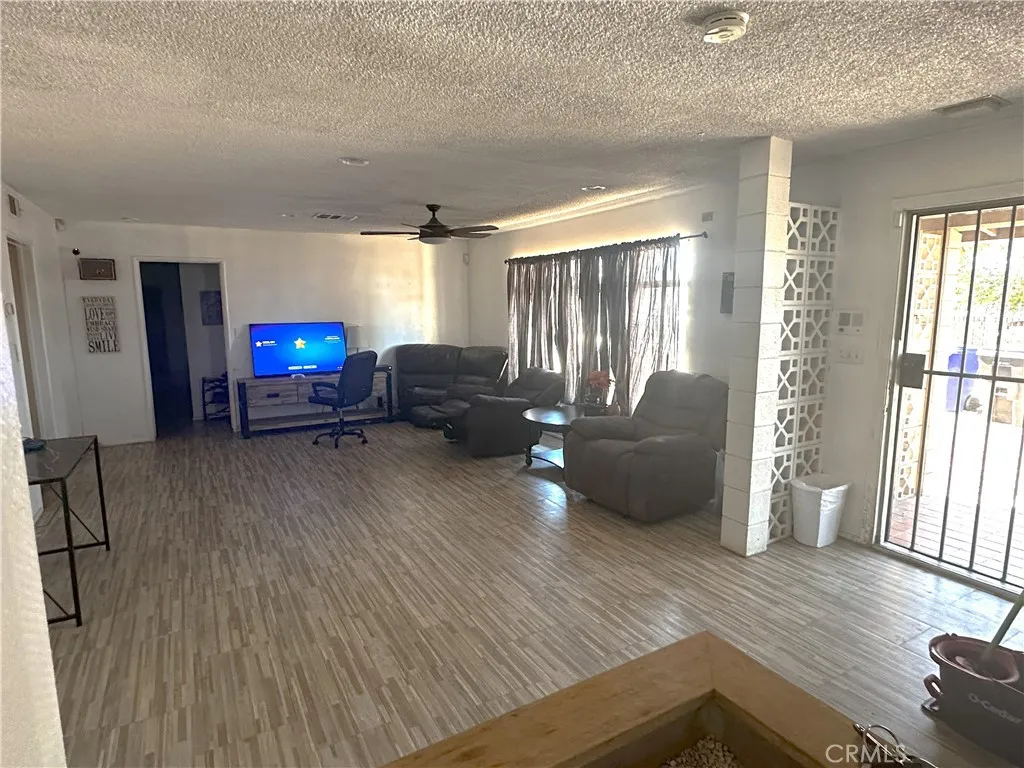 14822 Rodeo Drive, Victorville, California 92395 home-pic-3
