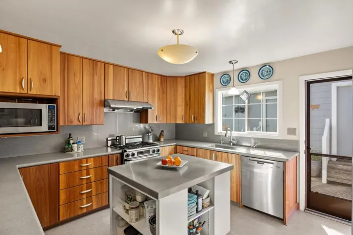 729 2nd Street, Pacific Grove, California 93950
