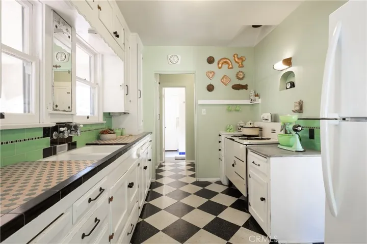 1985 San Francisco Avenue, Long Beach, California 90806