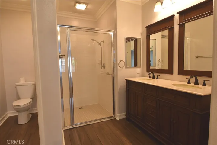 Nicely Upgraded Master Bath w/ Dual Sinks, Custom Mirrors