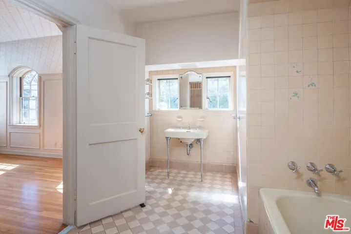 601 Lorraine Boulevard, Los Angeles, California 90005
