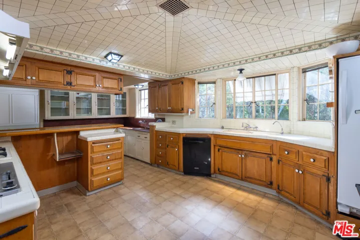 601 Lorraine Boulevard, Los Angeles, California 90005