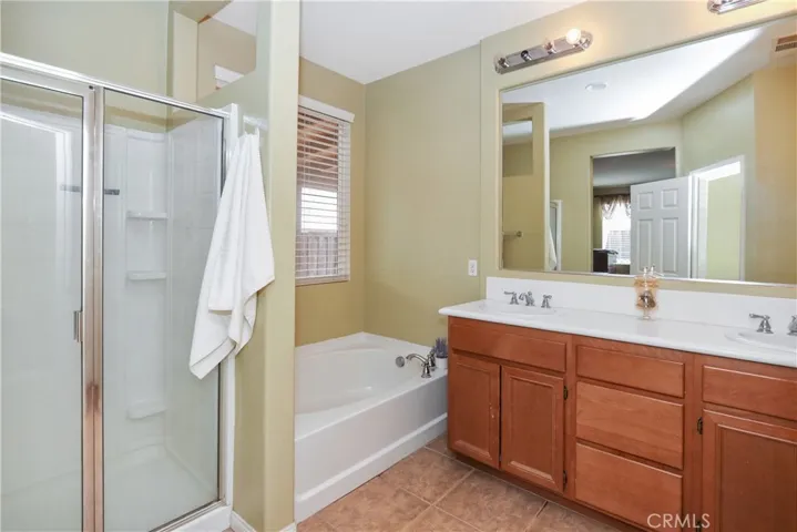 Main bathroom suite