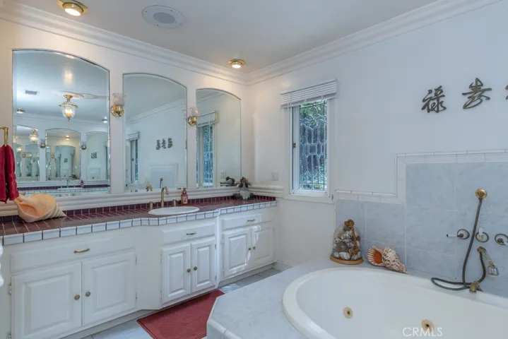 Sink/Vanity side 1