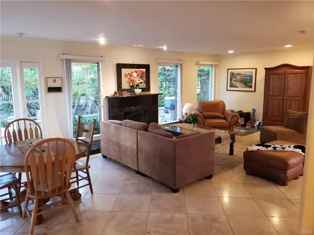 Eating area between Living and Kitchen