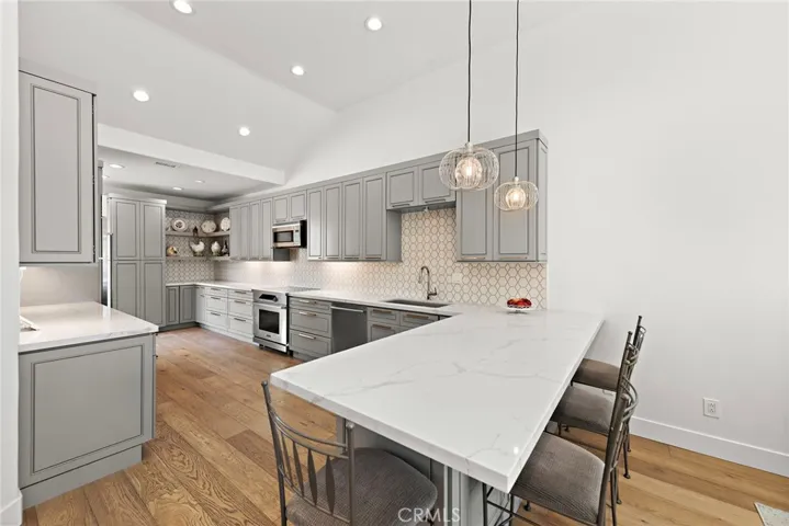 Breakfast Bar and Kitchen