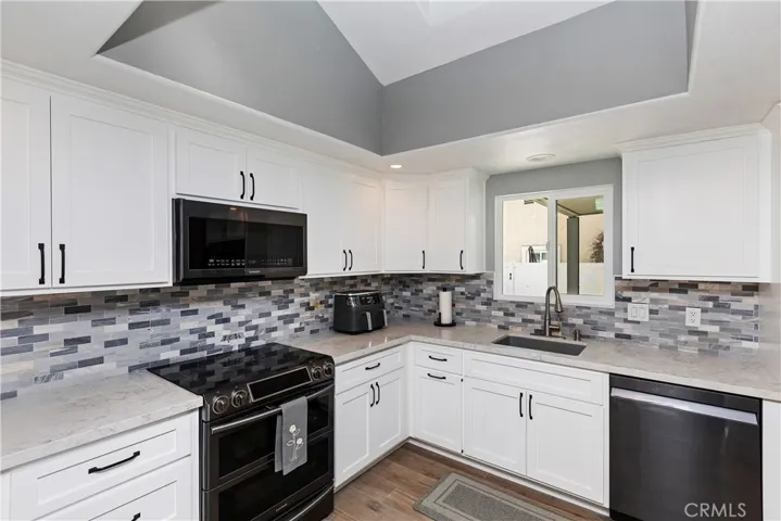30010 Clear Water Drive, Canyon Lake, California 92587