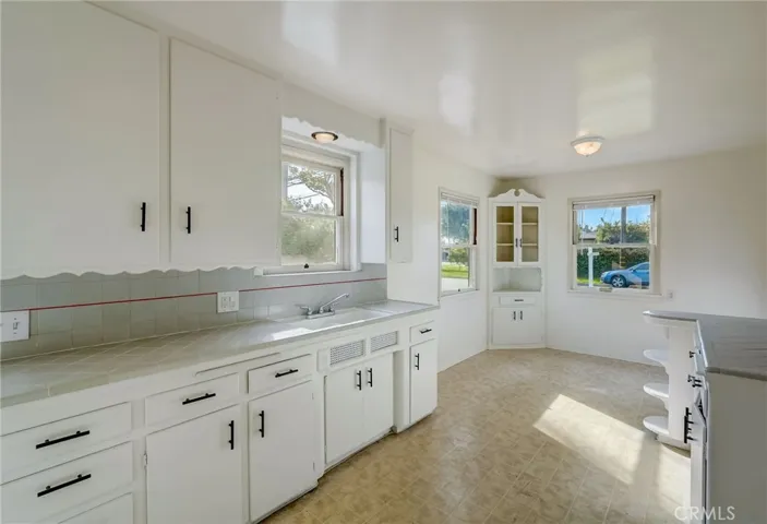 Large Kitchen with Additional Breakfast Nook