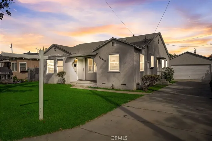Large 3 Bedroom 2 Bath Home with additional Studio & Bathroom behind the garage