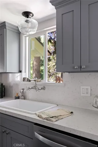 261 E Lane, Lake Arrowhead, California 92352