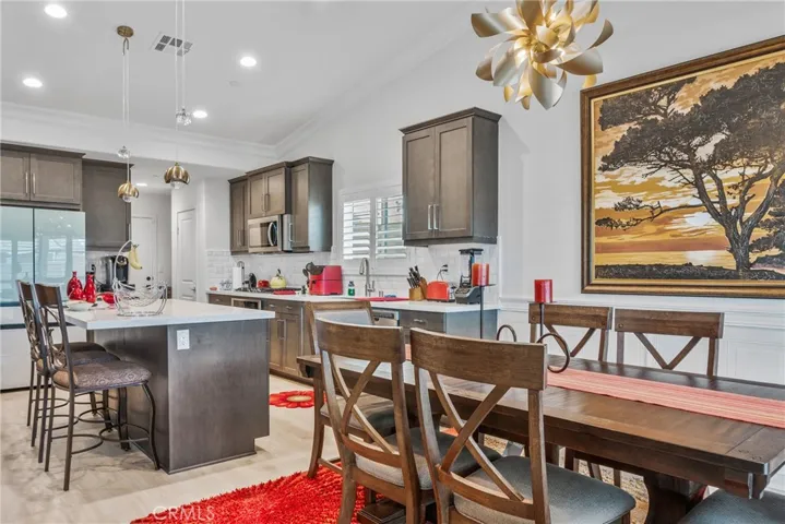Dining room flow to Kitchen