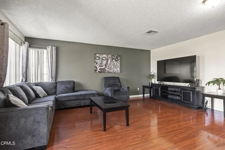 6-web-or-mls-UpmarketMedia_3542Olds-3