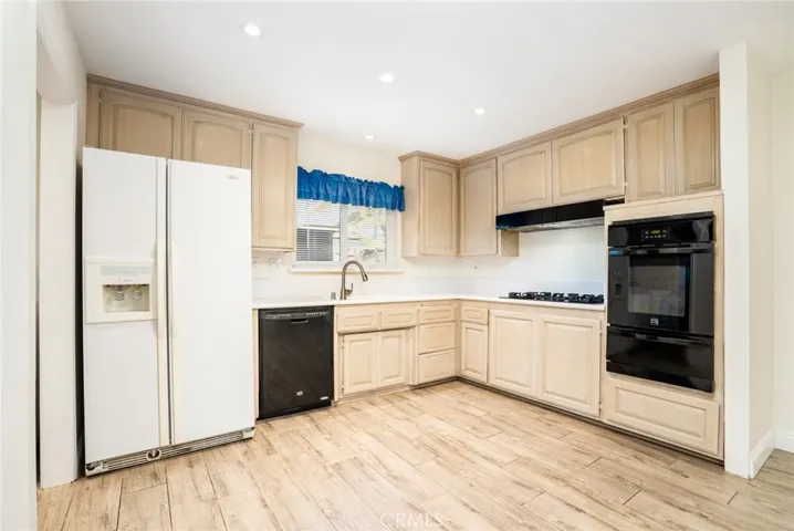 Light and open kitchen with gas appliances