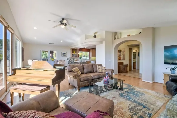 2042 Camino Cantera, Vista, California 92084