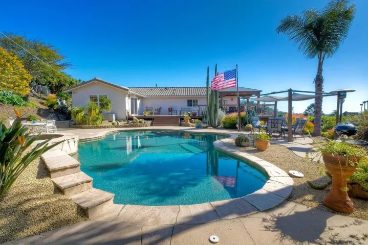 2042 Camino Cantera, Vista, California 92084
