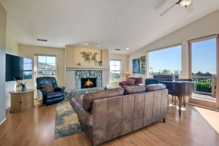 2042 Camino Cantera, Vista, California 92084