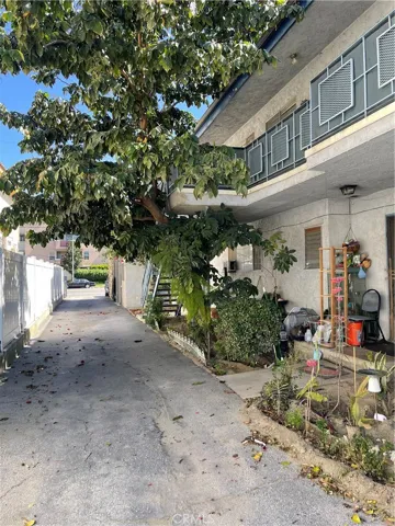 5653 Laurel Canyon Boulevard, Valley Village, California 91607