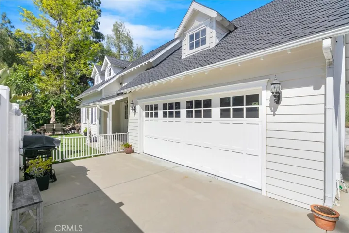 Detached guest house with 2 car garage