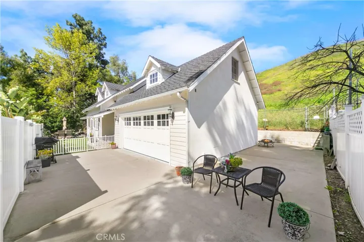 Detached guest house with 2 car garage