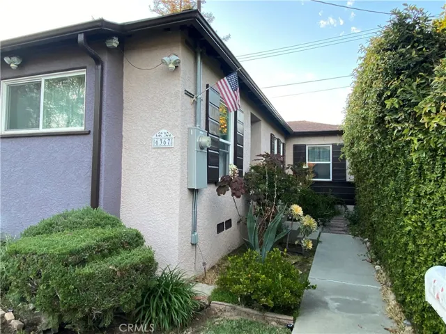 walkway to front 
entry