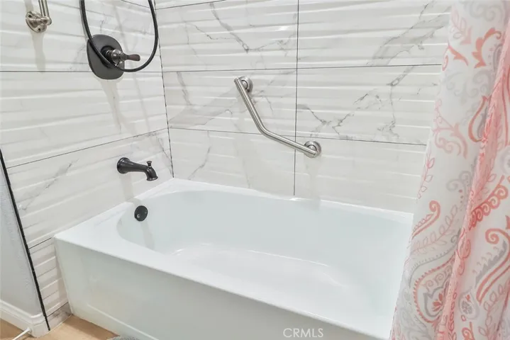 2nd bathroom tub & shower