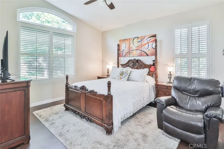 Primary bedroom w/ vaulted ceiling