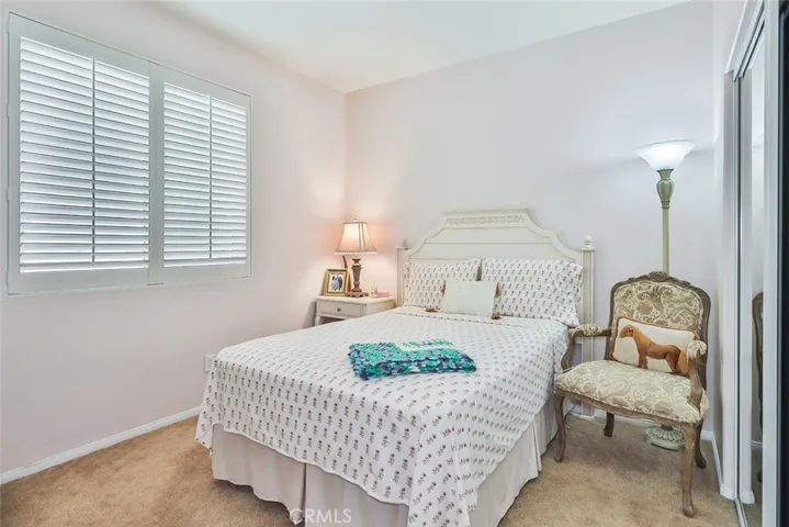 3rd bedroom w/ shudders