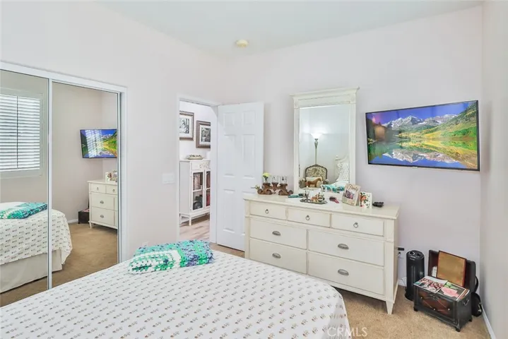 3rd bedroom w/ mirrored closet doors