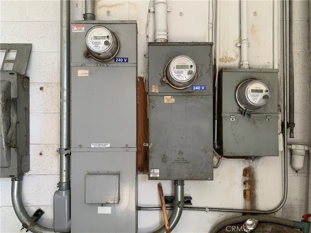 Electric panel on the 5422 side include the meter of 5420