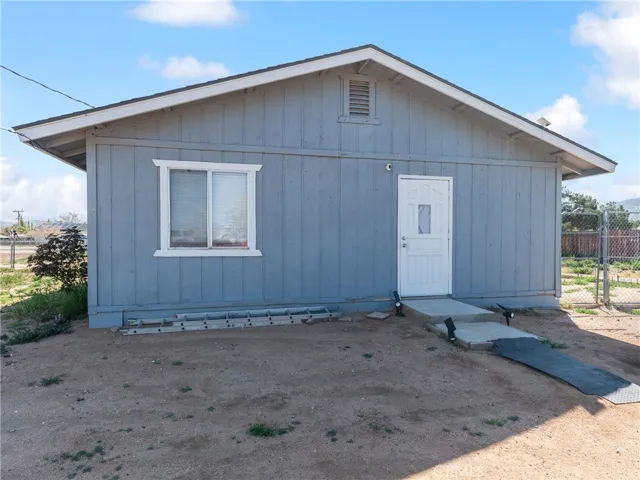 10560 Navajo Road, Apple Valley, California 92308