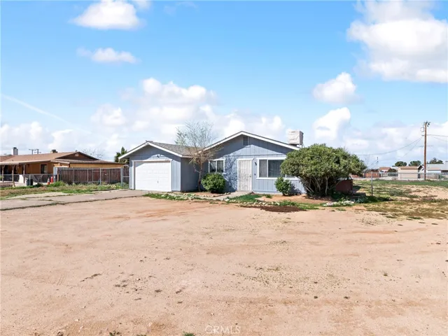 10560 Navajo Road, Apple Valley, California 92308
