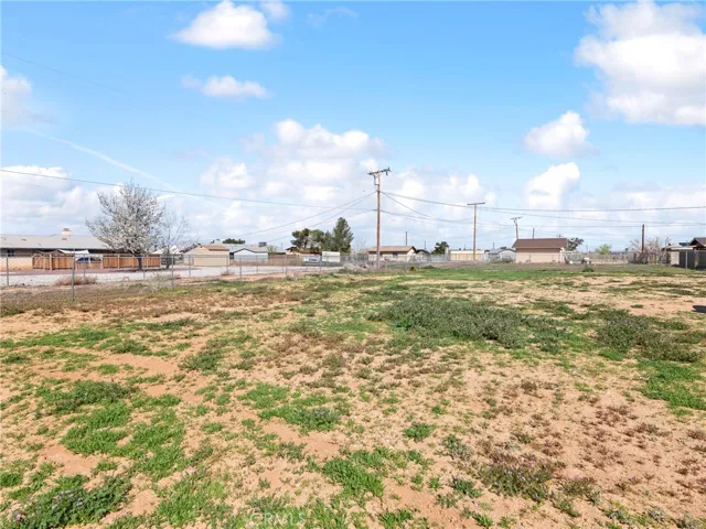 10560 Navajo Road, Apple Valley, California 92308