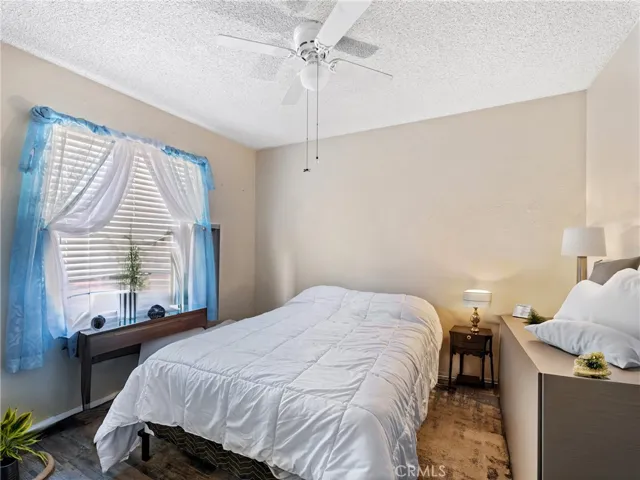 10560 Navajo Road, Apple Valley, California 92308